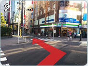 左手に「ファミリーマート」が見えますので、左折して直進して下さい。