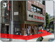 交差点まで進むと左に「刀削麺荘」さんがありますのでエレベーターで9階までお越し下さい。