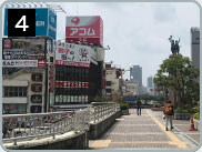 正面に「ようこそ餃子の街」の看板がありますので、看板方向に向かって直進して下さい。