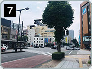 右側に足利銀行、左側に郵便局のある交差点があります。交差点を左に曲がり50mほど直進します。
